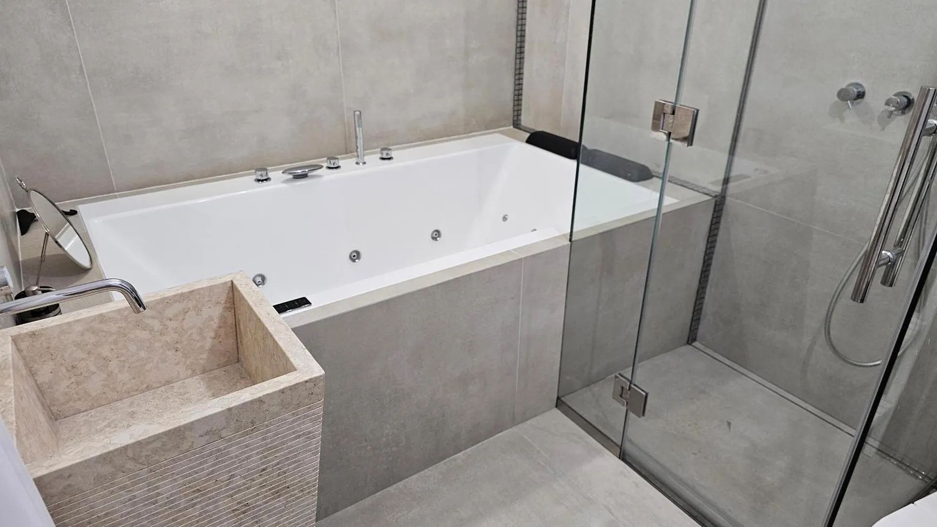 Oasis Jacuzzi Retreat Apartment Marbella