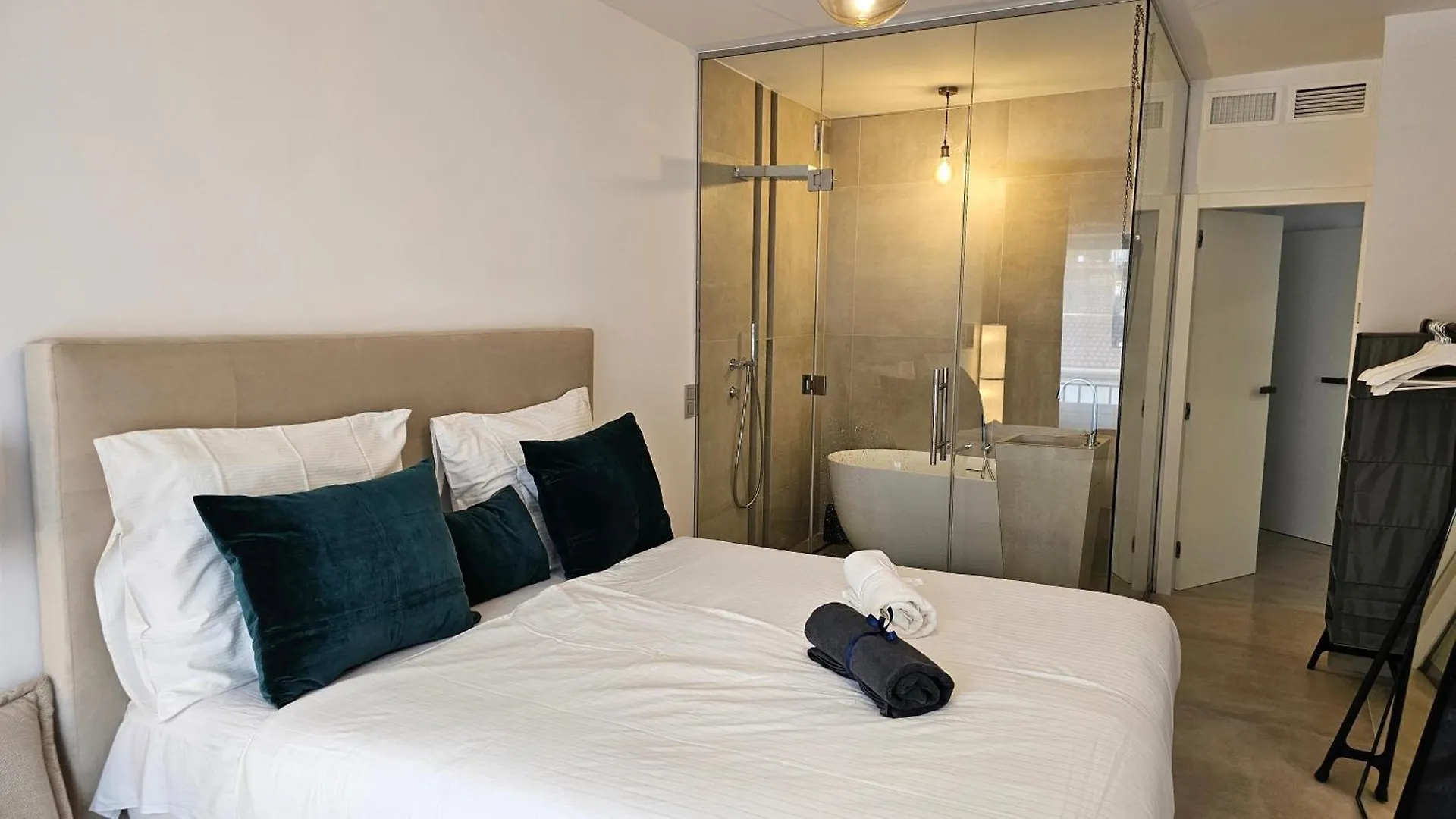 Oasis Jacuzzi Retreat Apartment Marbella