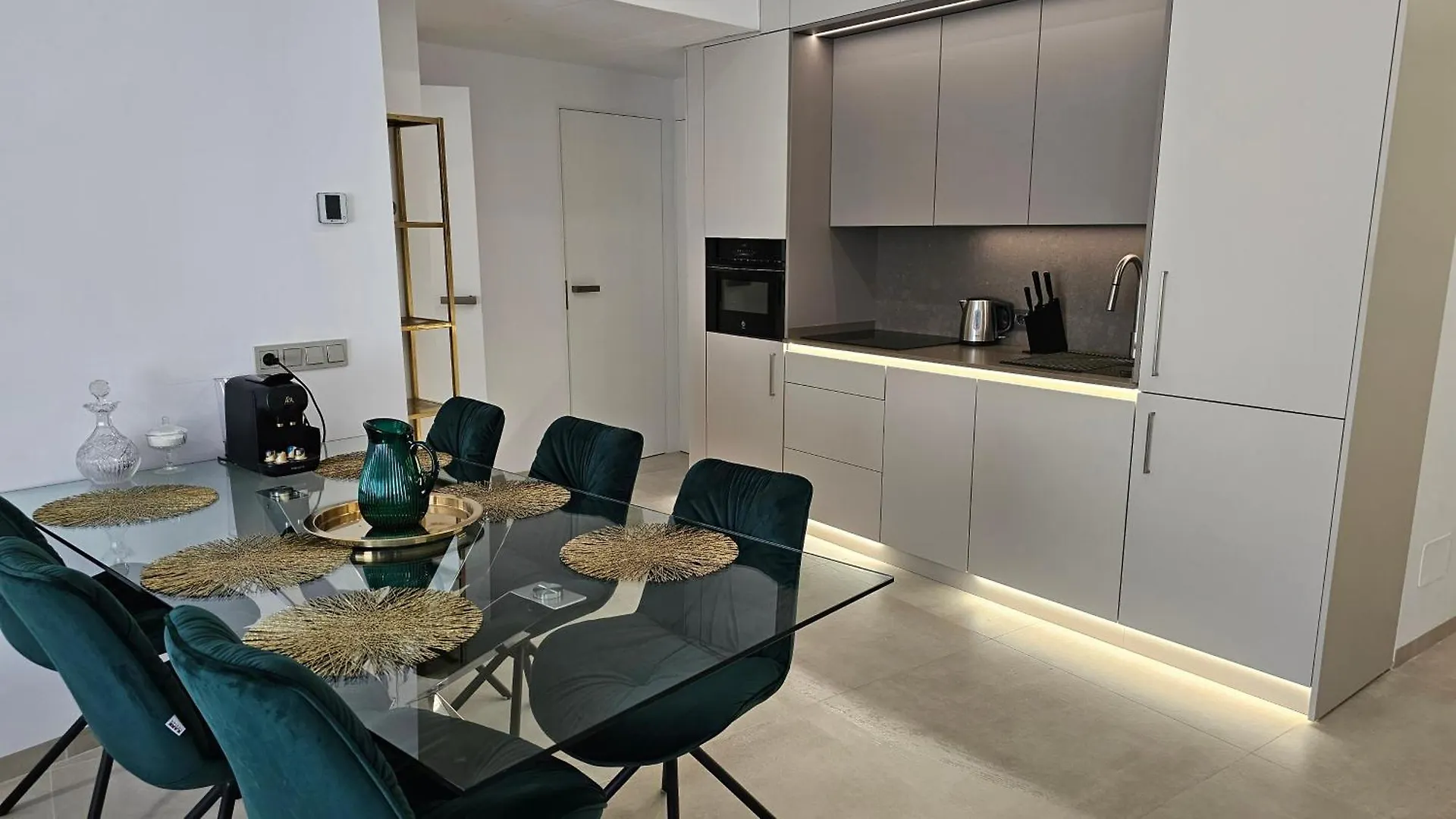 Oasis Jacuzzi Retreat Apartment Marbella Spain