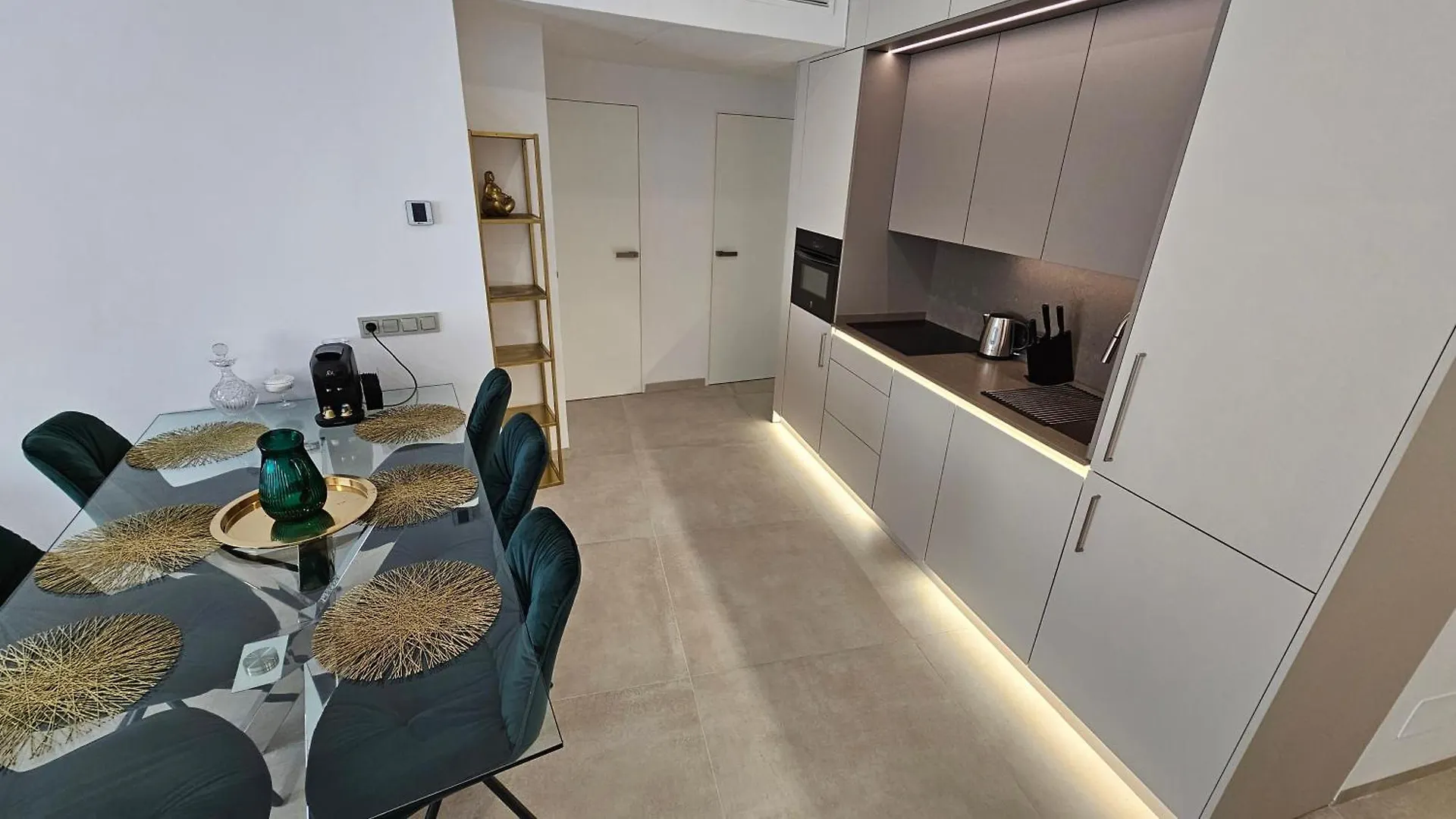 Oasis Jacuzzi Retreat Apartment Marbella