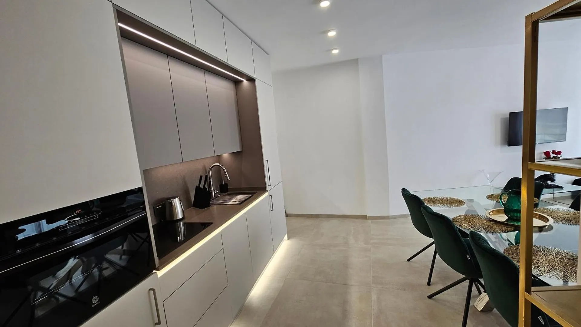 Oasis Jacuzzi Retreat Apartment Marbella Spain