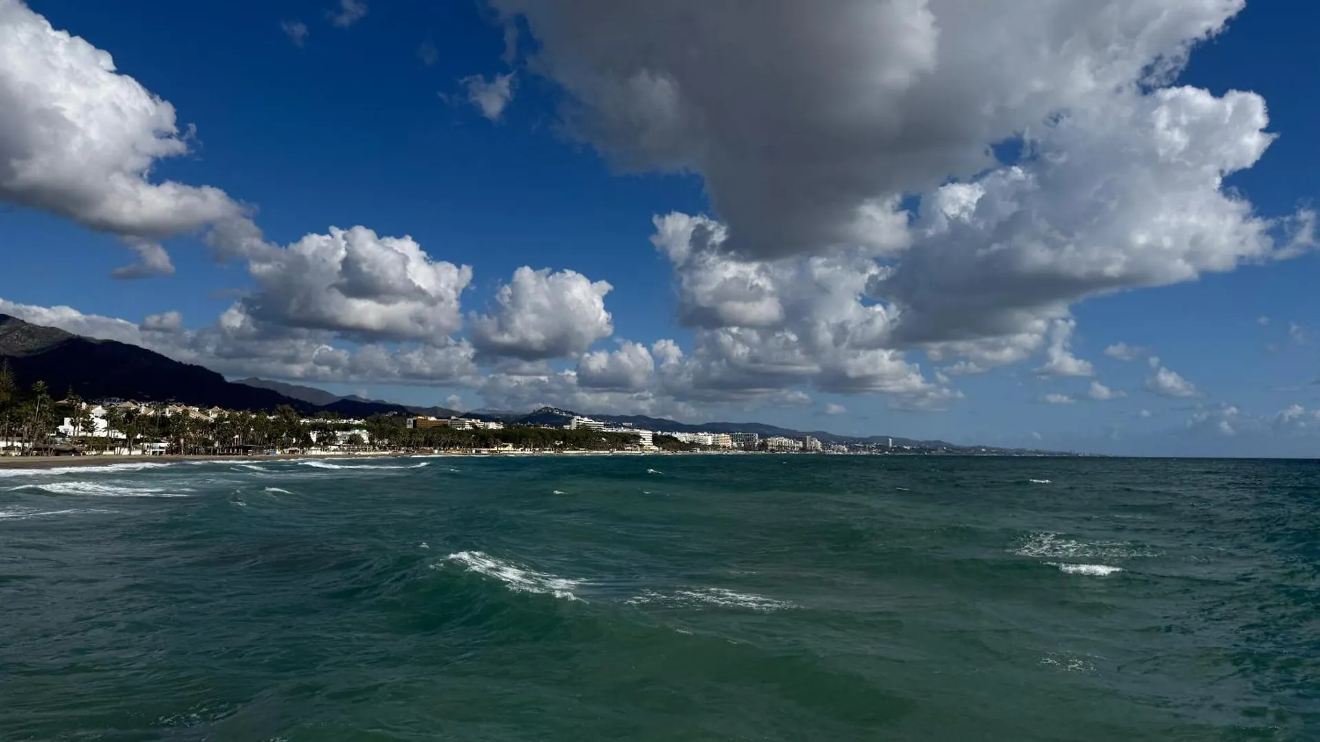 Oasis Jacuzzi Retreat Apartment Marbella