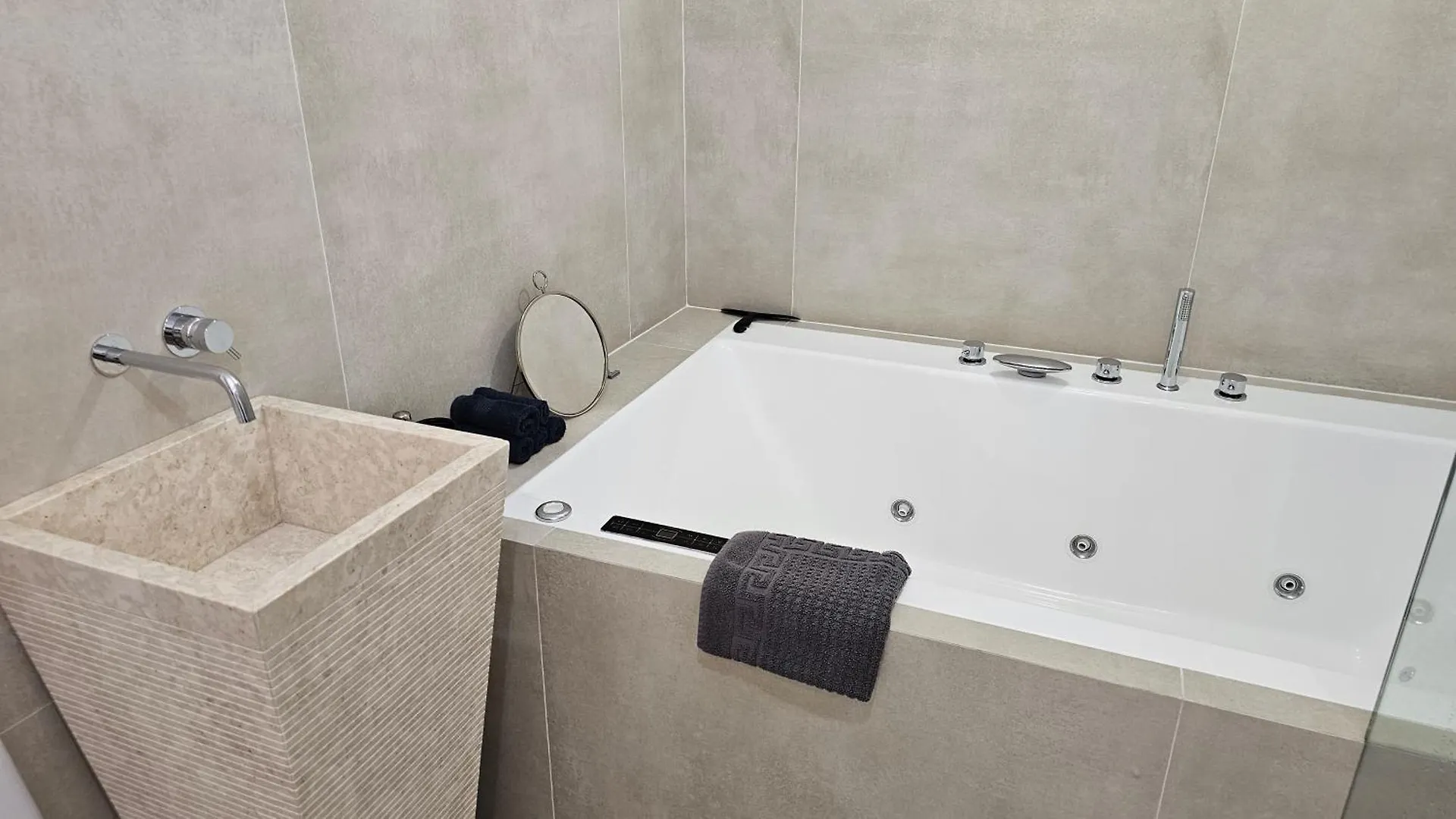 Oasis Jacuzzi Retreat Apartment Marbella