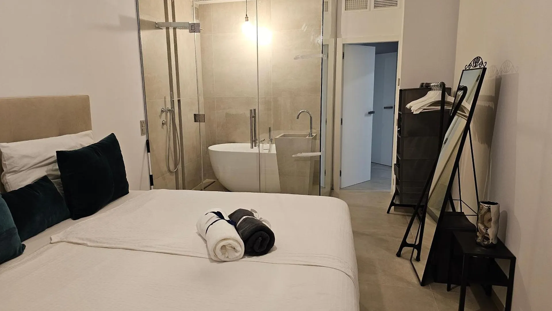 Oasis Jacuzzi Retreat Apartment Marbella